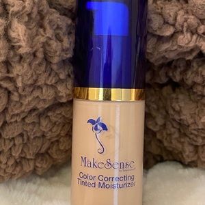 Color correcting tinted moisturizer. Shade light.